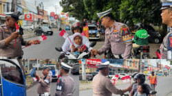 Sambut Hari Kemerdekaan RI ke-80: Satuan Lalulintas Polres Bitung Bagikan 100 Bendera Merah Putih